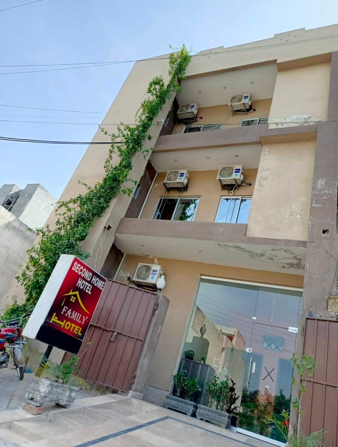 OYO Second Home Family Hotel