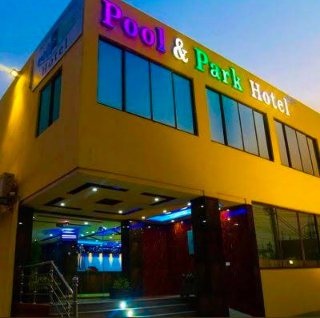 Pool and Park Hotel